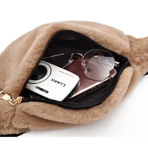 Nwt Pink Plush Waist Bag Fluffy Fanny Pack Crossbody Shoulder Bag Travel Pouch - Picture 8 of 9